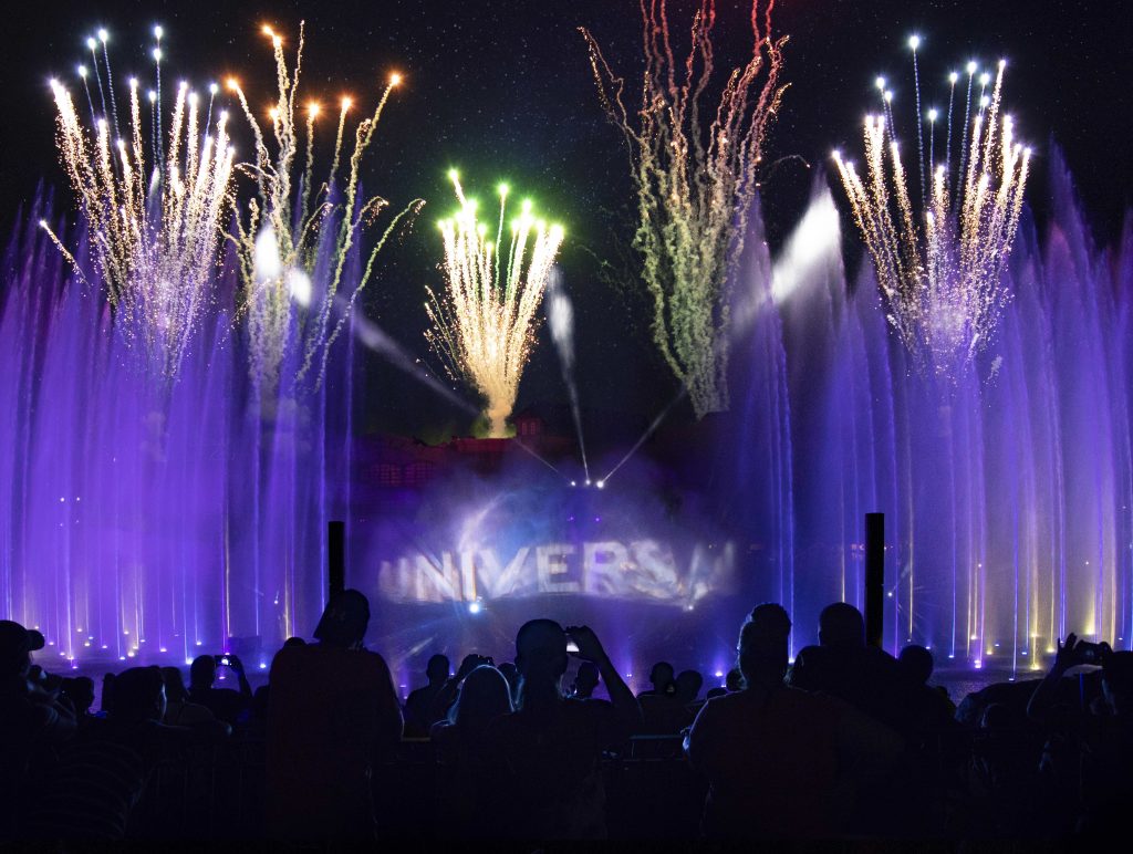 Universal Orlando to Offer Holiday Viewing Area and Dessert Party